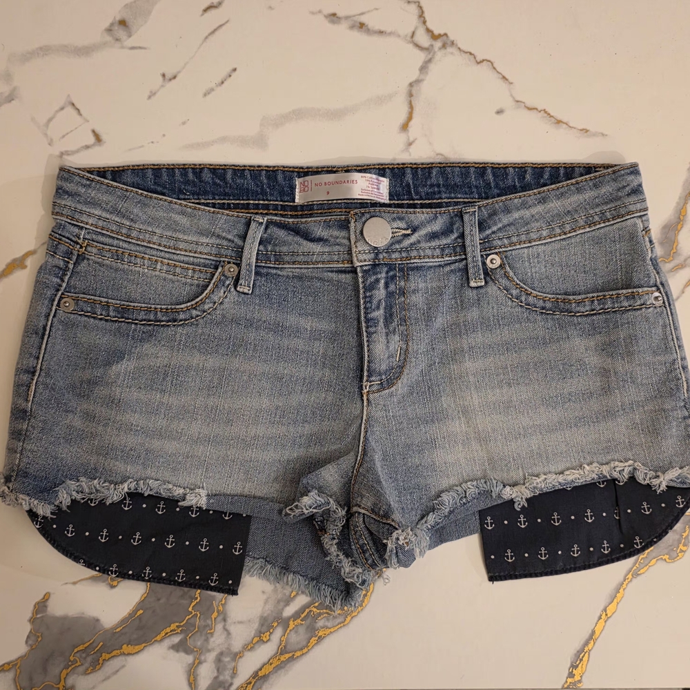 No Boundaries Women's Light Wash Denim Shorts with Anchor Liner